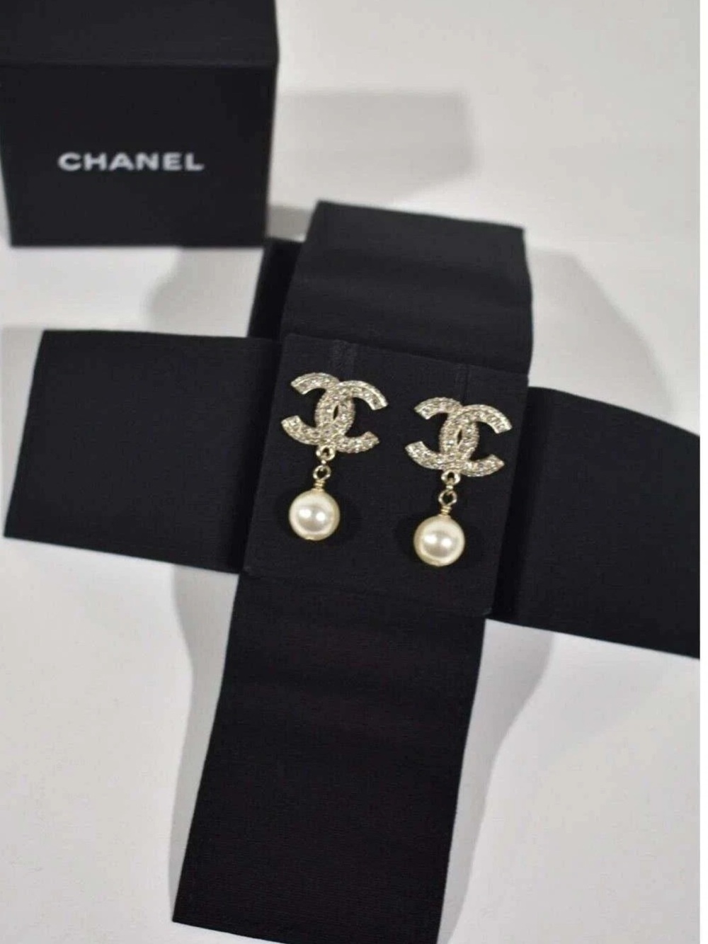 Chanel REV Gold Resin Crystal
Pearl CC DropEarrings AuthenticFull set very rare - Picture 7 of 10